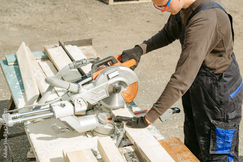 Quadro su tela Work sawing boards. Sawmill. wood harvesting process