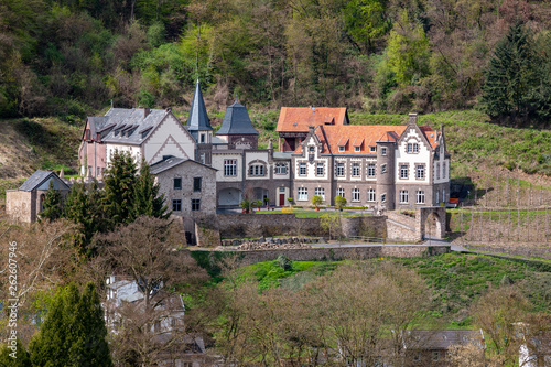 Schloss Brohleck am Tor zum Brohltal