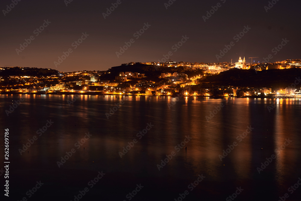 nocna panorama i widok na zatokę. Mellieha, Malta