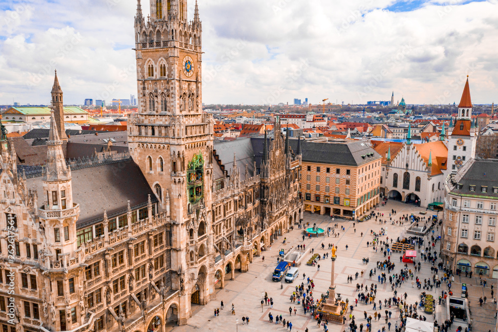 Fototapeta premium Piękny widok architektoniczny Monachium. Niemcy, Bawaria. Ratusz Marienplatz.