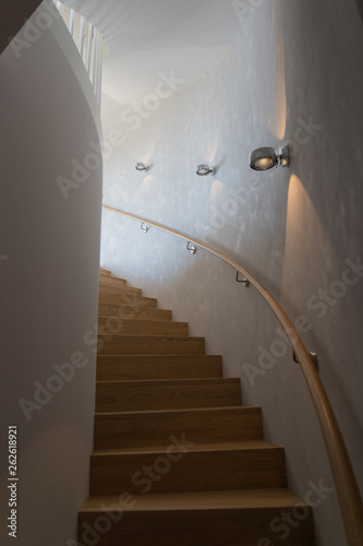 Direkte und indirekte Beleuchtung am Treppenaufgang