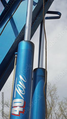 40-ton boom crane