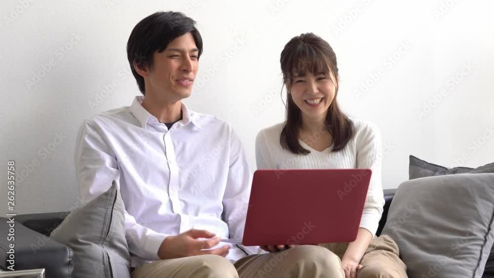 リビングでくつろぐカップル リビングでくつろぐカップル