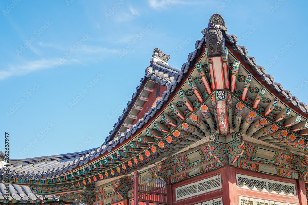 Naklejka premium piękna koreańska architektura świątyni z błękitnym niebem