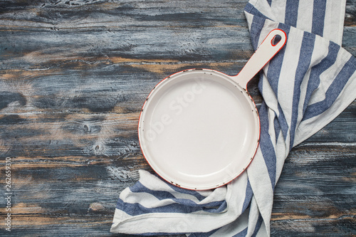 Red white pig-iron enameled frying pan