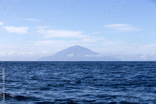 Tristand Da Cunha from a distance © Grantat