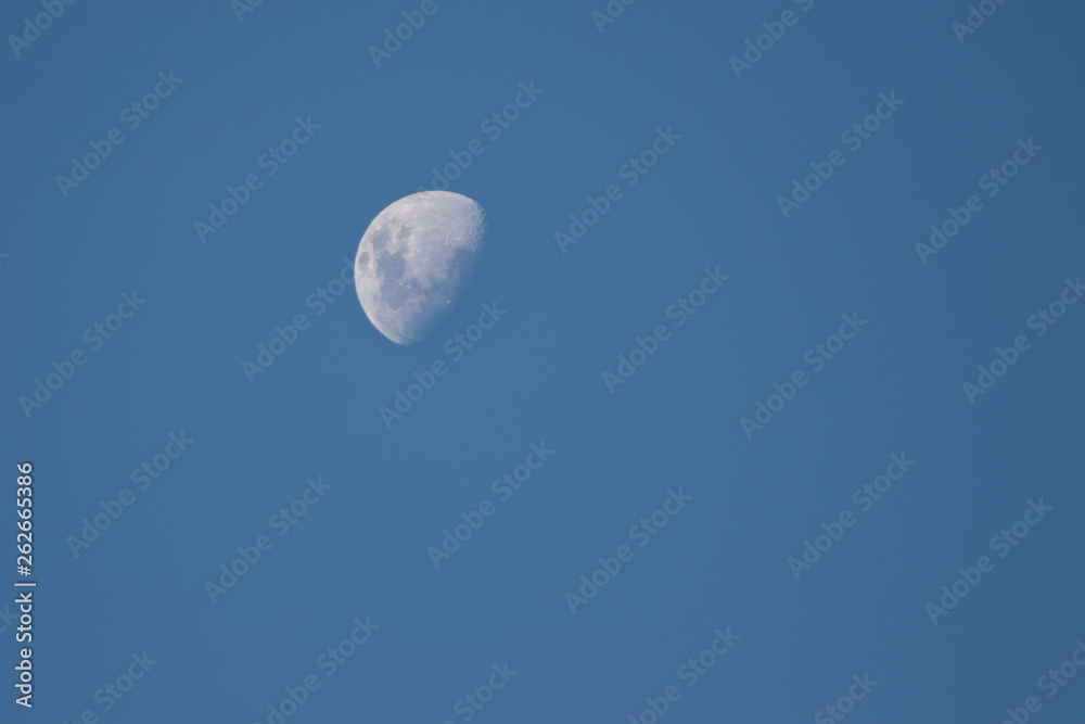 lua crescente no céu azul do dia lua crescente no céu azul do dia