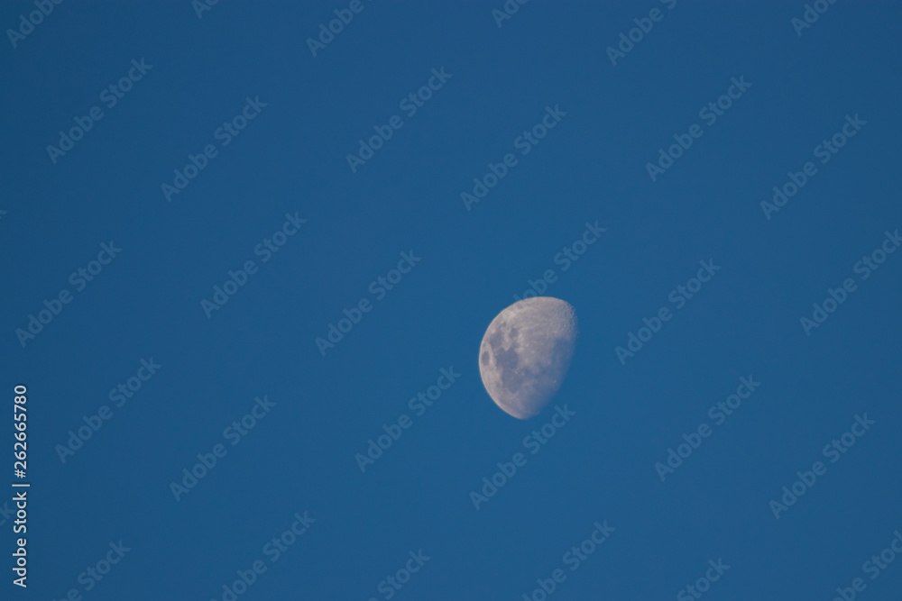 lua crescente no céu azul do dia lua crescente no céu azul do dia