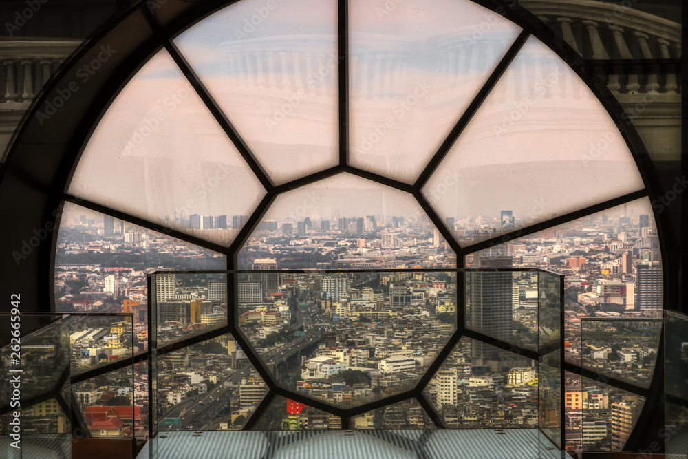 Dieses einzigartige Foto zeigt die thailändische Hauptstadt Bangkok durch eine künstlerische Glasscheibe im lebua am State Tower