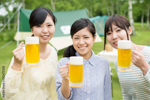 ビールを持ち微笑む3人の女性