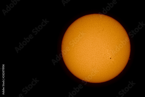 Fotografie The grain-like surface of the sun with sunspots and solar flares photographed on April 15, 2019, with an H-alpha solar telescope from Mannheim in Germany