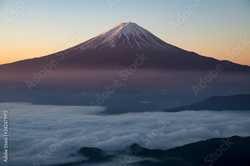 新道峠より朝の富士山を望む © top10top
