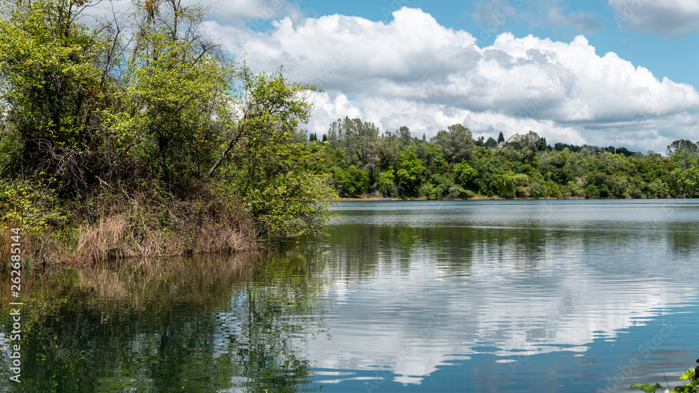 Obraz premium Cloudy sky over a river