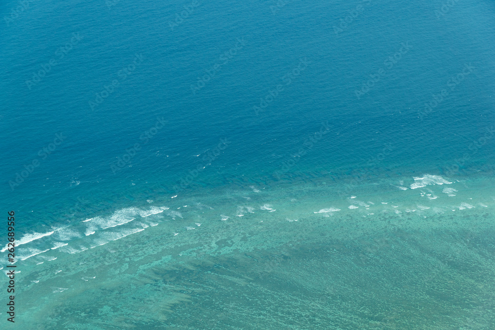 Obraz premium Brandungswellen am Riff von Lady Elliot Island im Korallenmeer von Australien