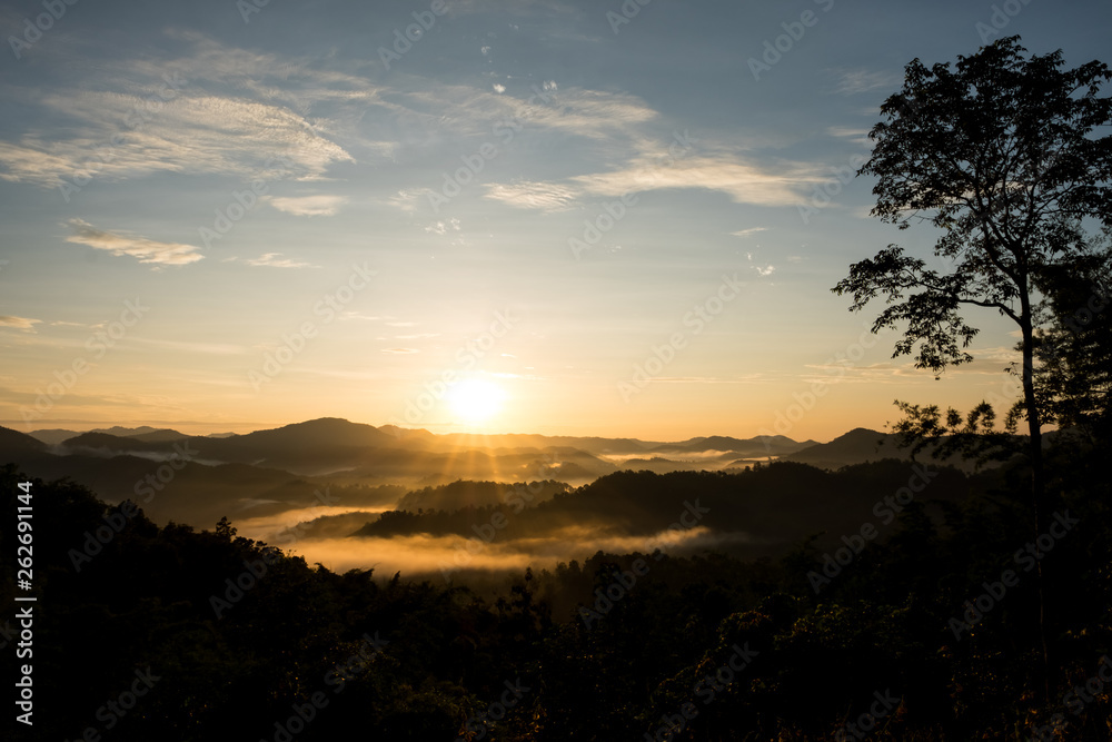 Obraz premium sunrise over mountain