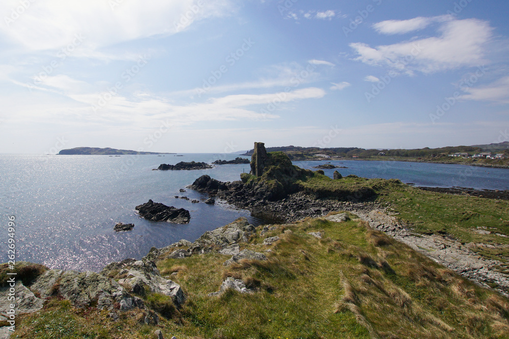 Lagavulin Bay und Dunyvaig Castle auf der Insel Islay in Schottland