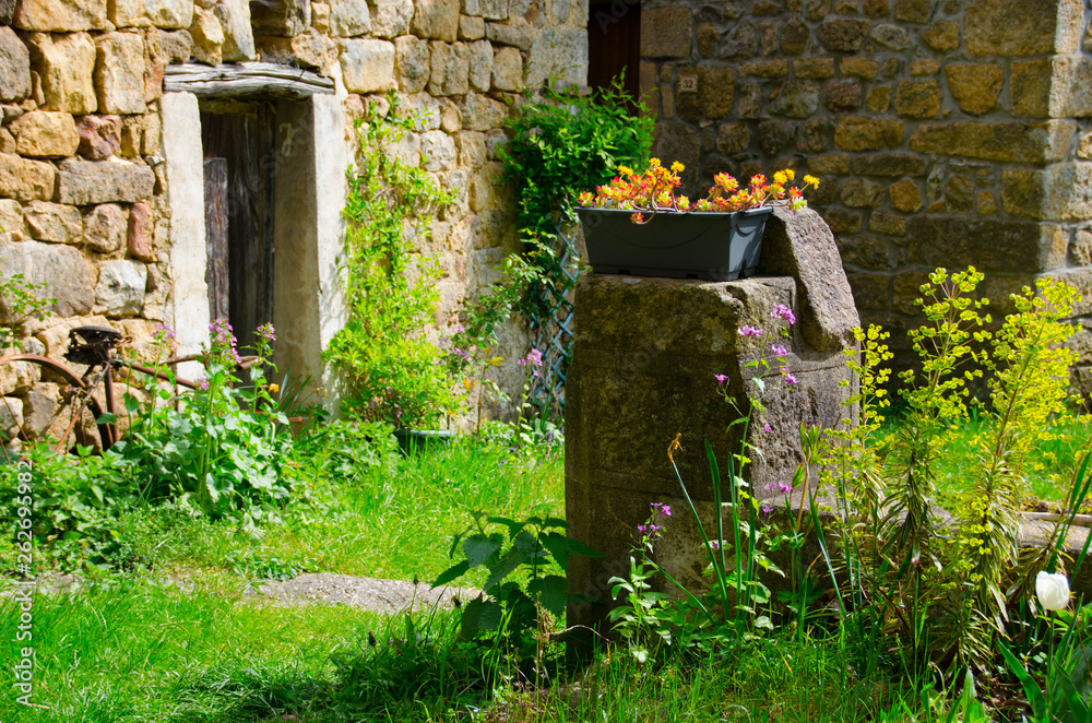 Naklejka premium Dorfidylle in der Ardeche