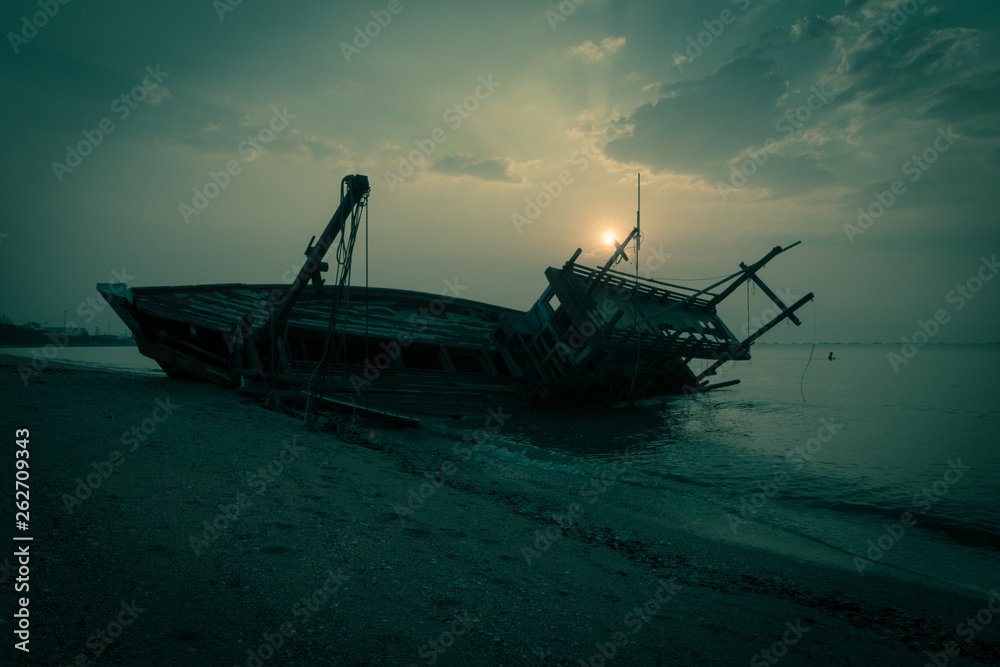 Fishing boats parked waiting for repairs Until it broke down Fishing boats parked waiting for repairs Until it broke down