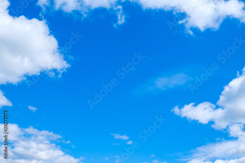 【写真素材】 青空　空　雲　春の空　背景　背景素材　4月　コピースペース