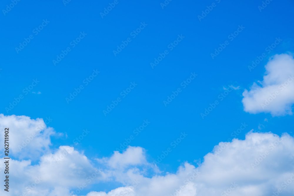 Obraz premium 【写真素材】 青空 空 雲 春の空 背景 背景素材 4月 コピースペース