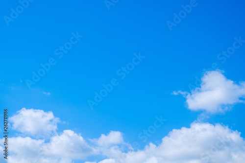 【写真素材】 青空 空 雲 春の空 背景 背景素材 4月 コピースペース