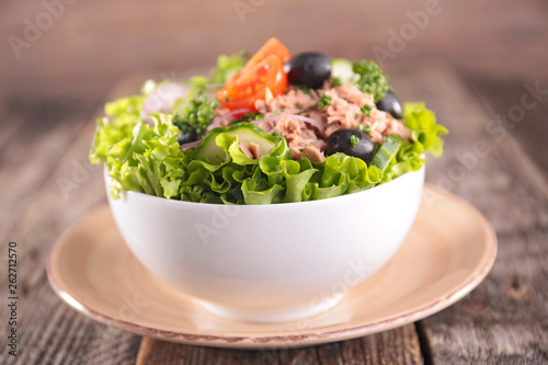 vegetable salad and tuna fish
