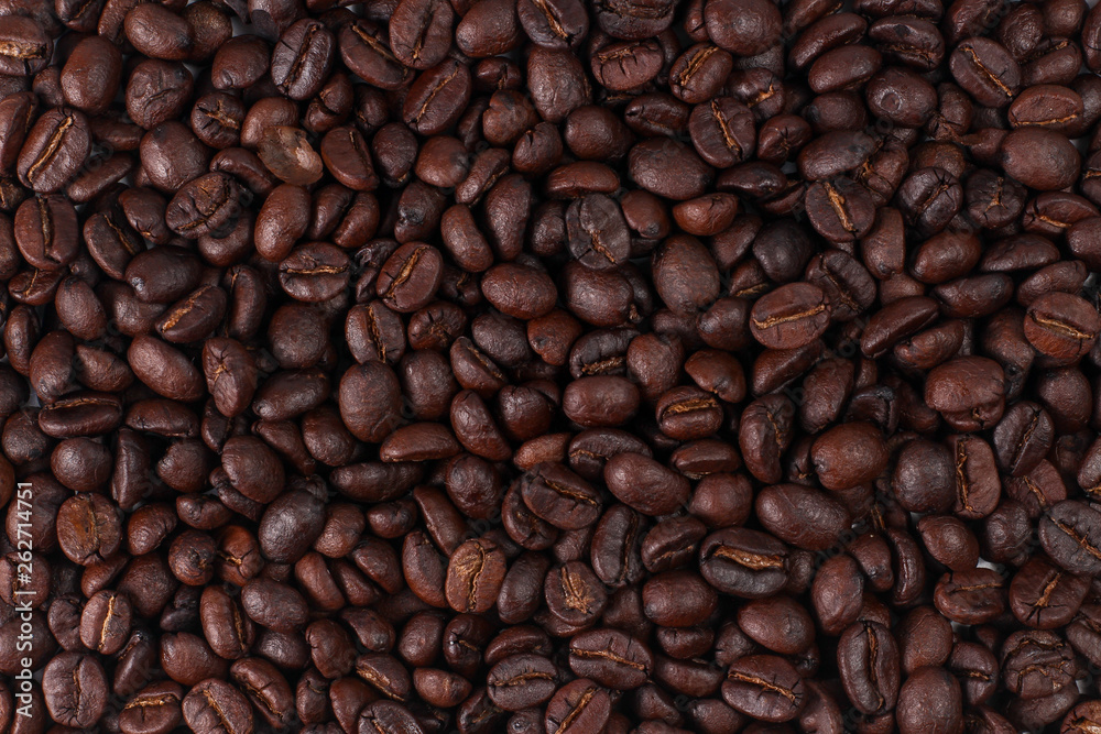 Fototapeta premium Palone ziarna kawy, ciemne Tło kawy palonej. Zbliżenie widok z góry stos ziaren kawy