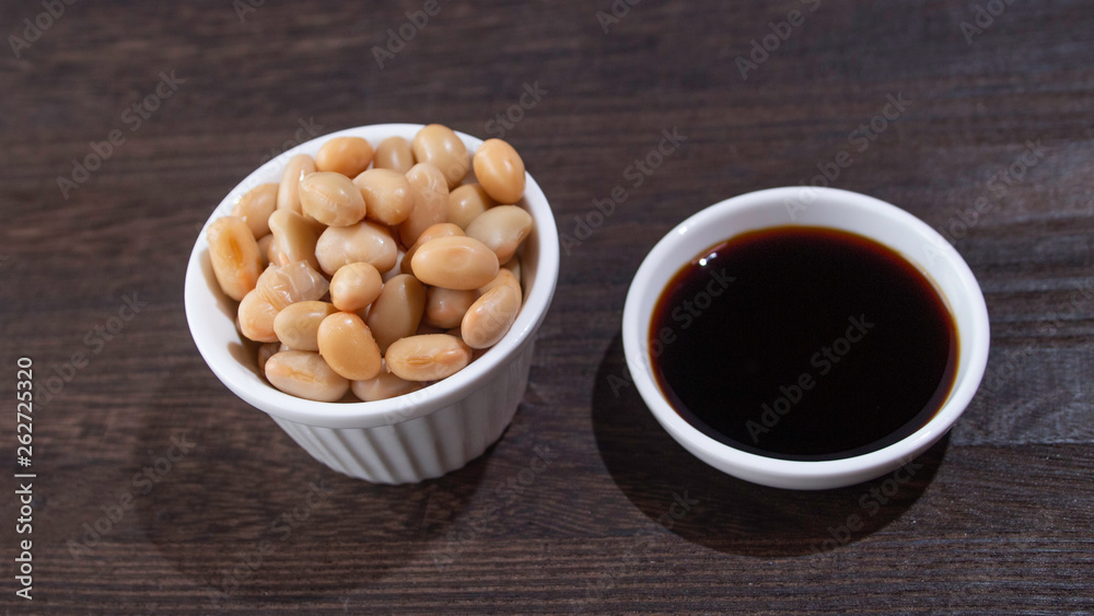 Soya beans and their product soya sauce 大豆と醤油(醤油は大豆から作られる) Soya beans and their product soya sauce 大豆と醤油(醤油は大豆から作られる)