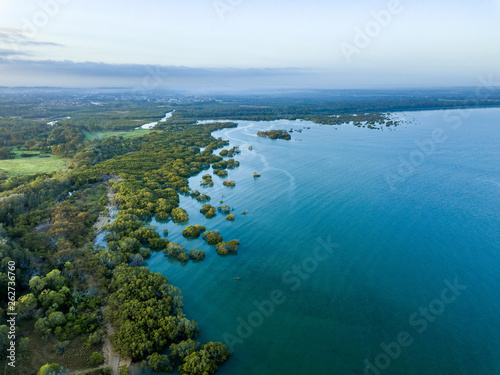 Luftaufnahme von Strand und Küste von Point Vernon bei Hervey Bay