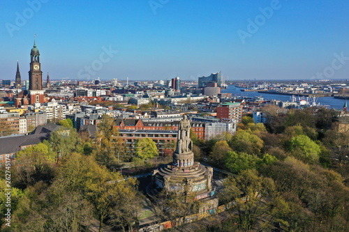 Hamburg. Bismarck Denkmal vor der Skyline mit Michel, Elbphilharmonie, Hafen. Luftaufnahme. © NEWS&ART