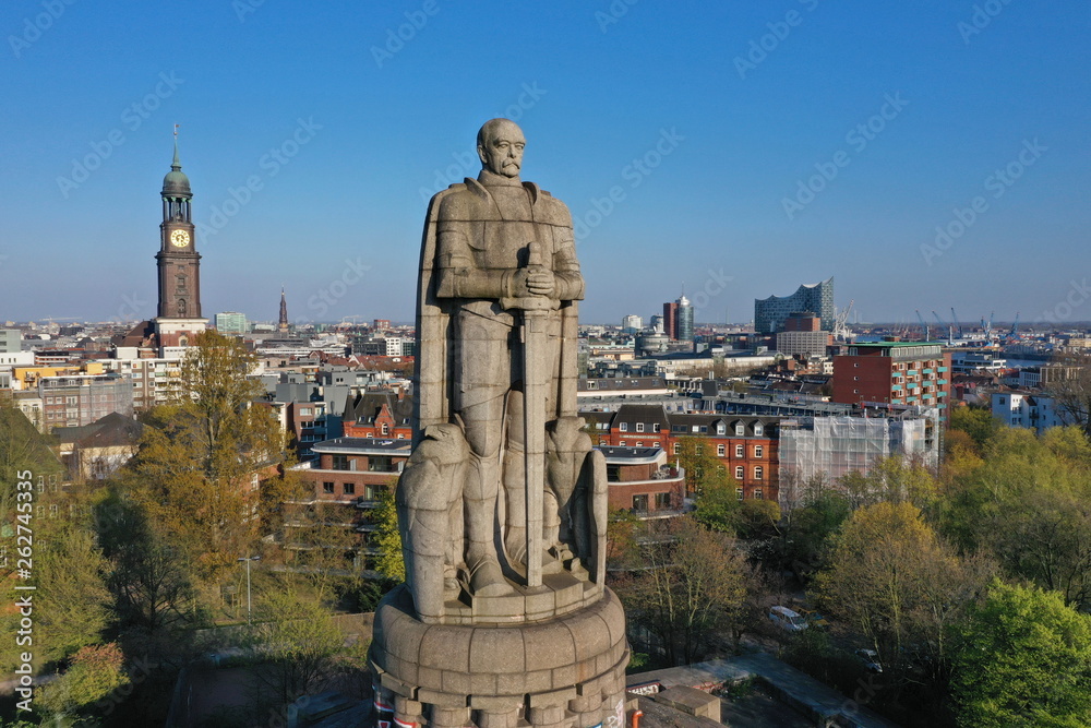 Hamburg. Bismarck Denkmal vor der Skyline mit Michel, Elbphilharmonie ...