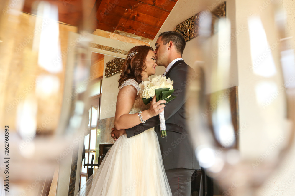 Naklejka premium Beautiful wedding couple posing inside of castle