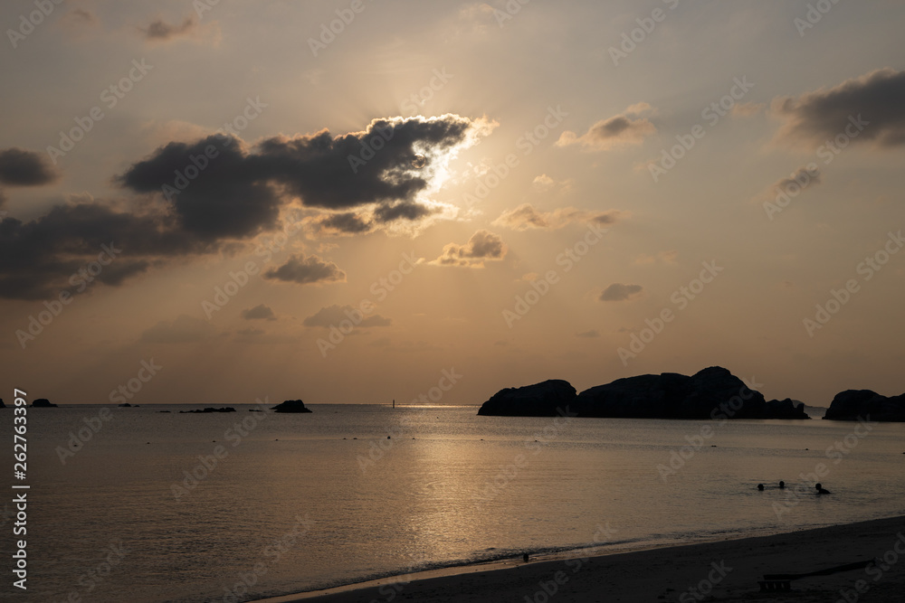 Fototapeta premium オレンジに染まるビーチ