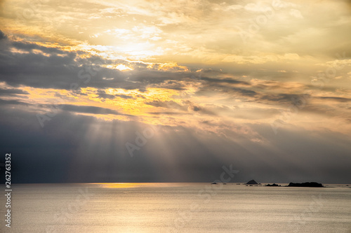 angel's ladder 夕暮れの海