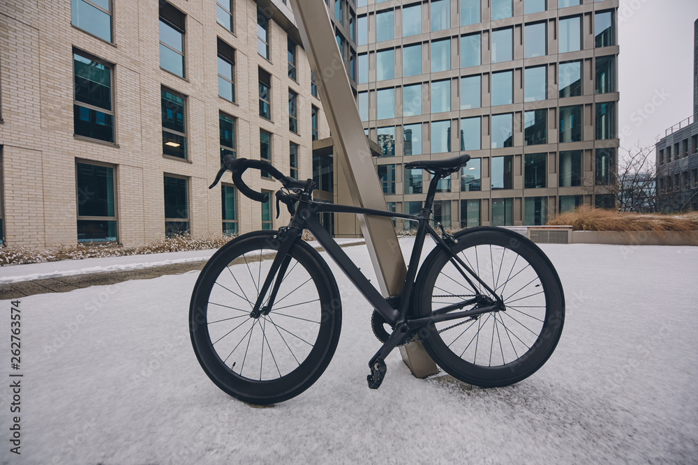 Schwarzes Rennrad fixie City bike im Schnee