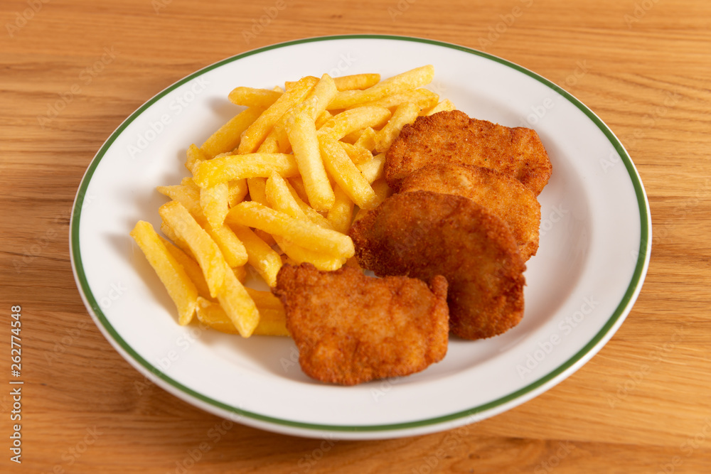 Hühnernuggets gebacken mit Pommes Frites Hühnernuggets gebacken mit Pommes Frites