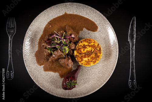 Hirschragout mit Polenta und einer Wildsauce