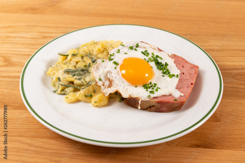 Gebratener Leberkäse mit Berlauchkartoffelsalat Gebratener Leberkäse mit Berlauchkartoffelsalat
