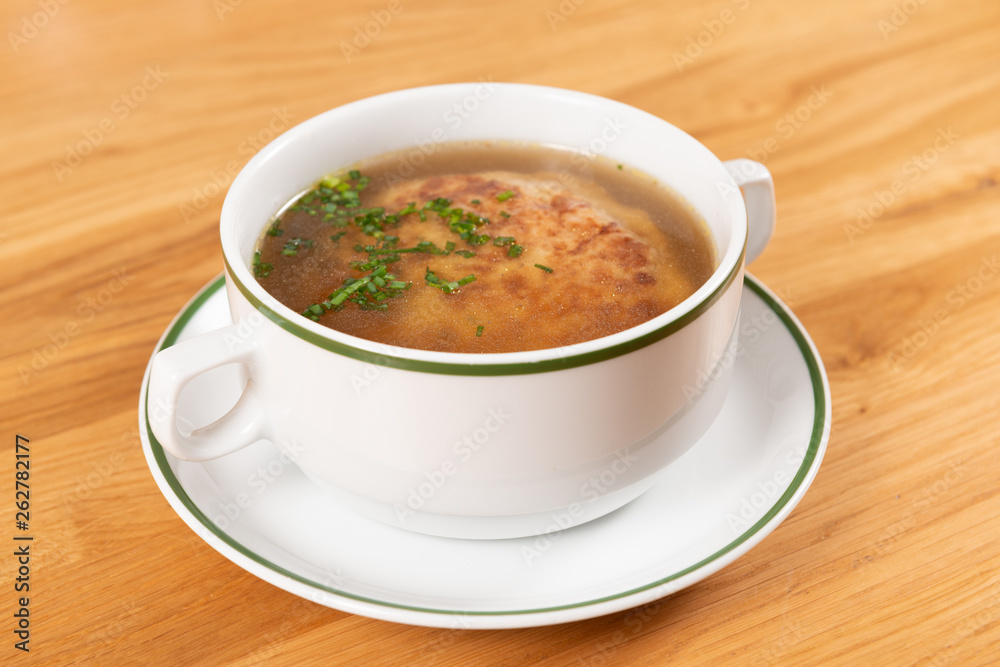 Brätknödelsuppe mit Schnittlauch und einer Kraftbrühe Brätknödelsuppe mit Schnittlauch und einer Kraftbrühe
