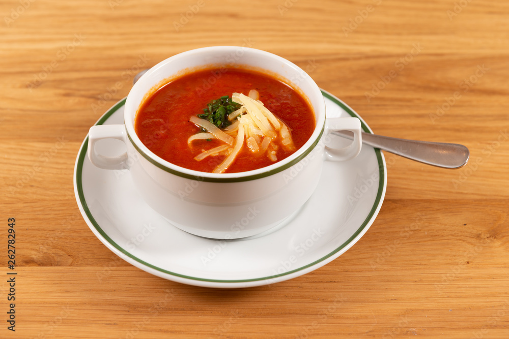 Tomatencremesuppe mit Käsestreifen Tomatencremesuppe mit Käsestreifen