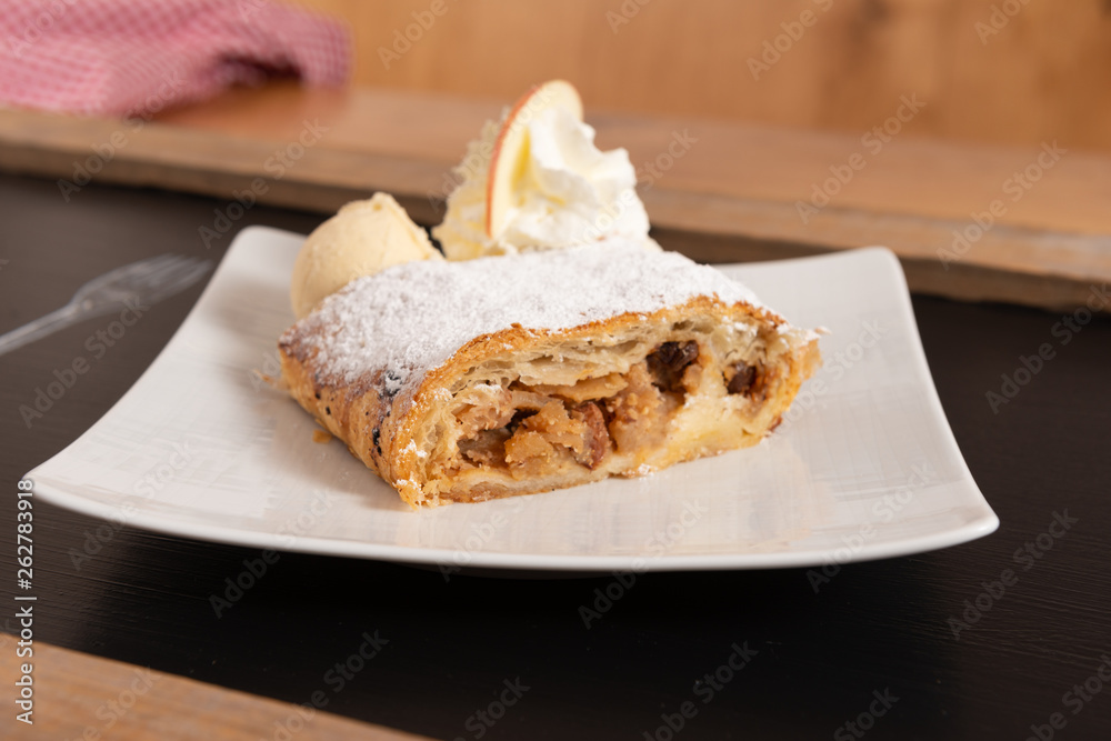 Apfelstrudel mit Sahne und Vanilleeis Apfelstrudel mit Sahne und Vanilleeis