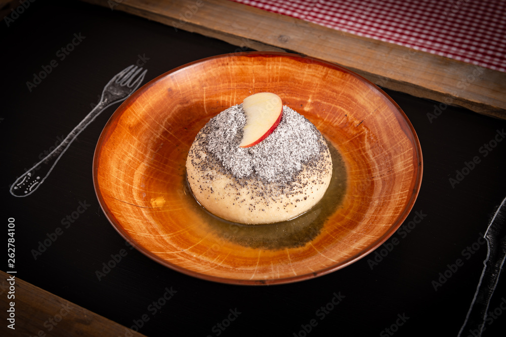 Germmknödel mit Butter und Mohn Germmknödel mit Butter und Mohn