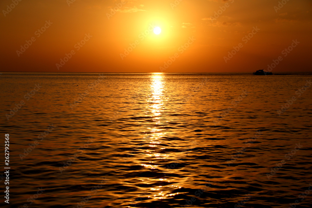 夕日と海」