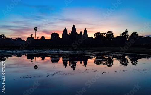 Precioso amanecer en Angkor Wat, Camboya.