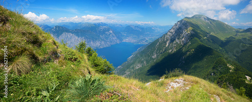 tolle Aussicht vom Monte Baldo auf Riva, Naturlandschaft in den Bergen Italiens