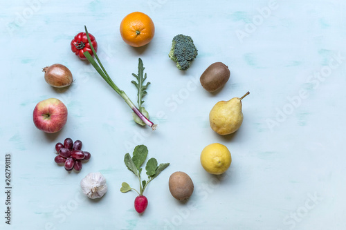 Obst und Gemüse im Kreis gelegt als Uhr