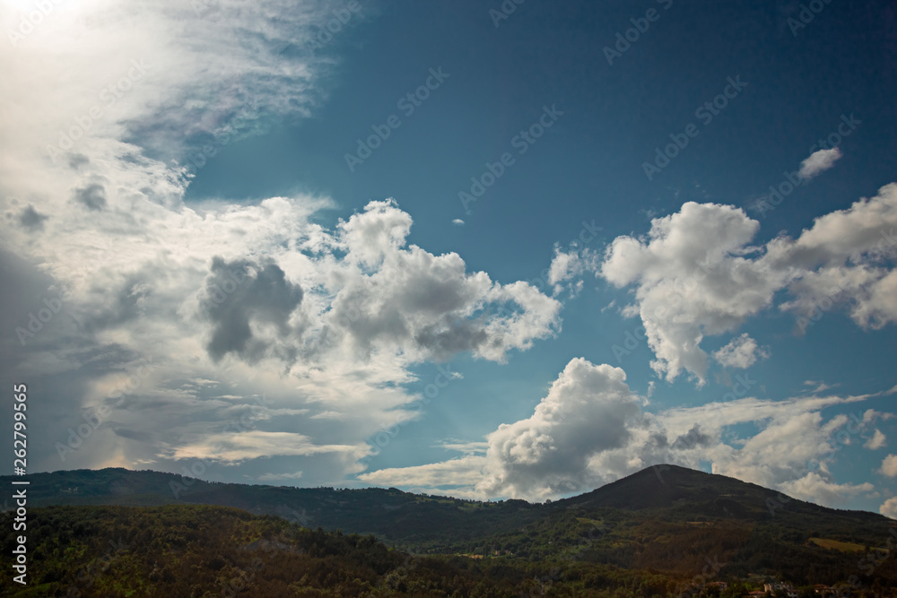 Obraz premium Panoramic view of a landscape with large cumulus cloud formations.