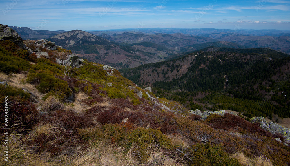 Naklejka premium Landschaft um den Mont Gerbier de Jonc in den Monts d'Ardeche