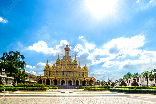 Tableau sur toile Beautiful temple in Uthapani province.
