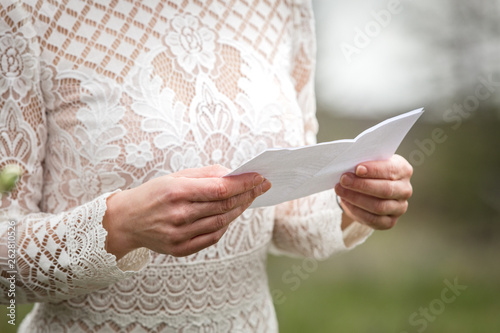 Schilderij op canvas Bride reading vows